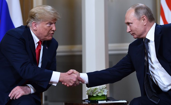 Vladimir Putin in Donald Trump na srečanju v Helsinkih. FOTO: Brendan Smialowski/Afp