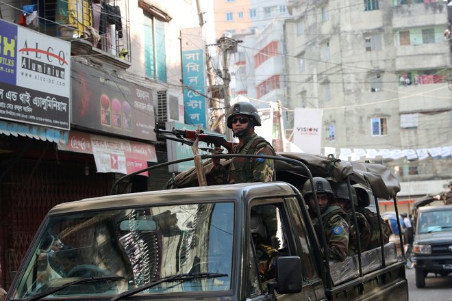 Vojska je med volitvami nadzirala ulice v prestolnici Dhaka. FOTO: Mohammad Ponir Hossain/Reuters