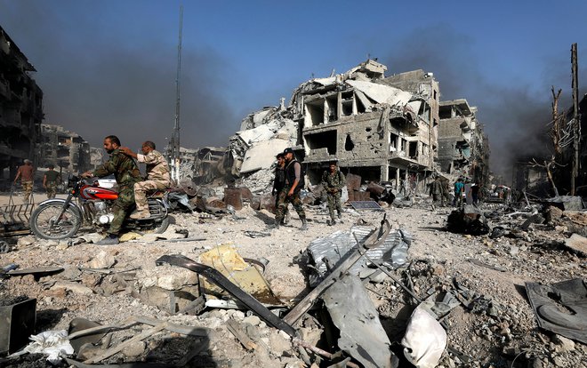 Sirska vojna bo čez štiri mesece vstopila v svoje deveto leto. FOTO: Omar Sanadiki/Reuters