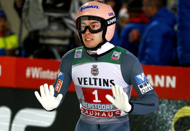 Avstrijec Stefan Kraft je po slabši prvi seriji ostal v boju za končno zmagoslavje. FOTO: AP