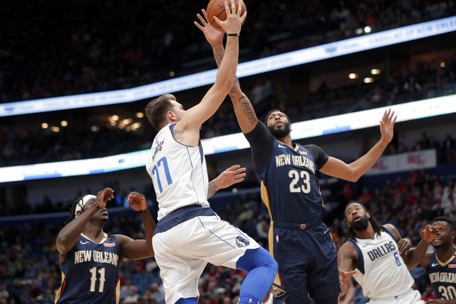 Luka Dončić je v New Orleansu zbral 34 točk, 2 skoka in 3 asistence, Anthony Davis (23) pa 48 točk, 17 skokov in 4 asistence. FOTO: AP