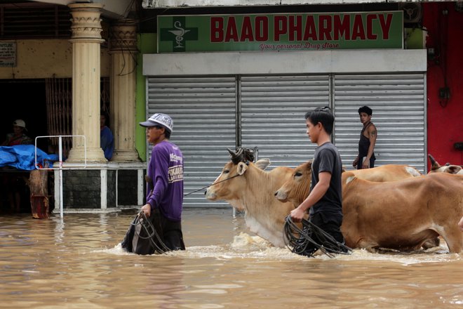 Po nevihti pogrešajo še najmanj 17 ljudi, več kot 40.000 ljudi pa je moralo zapustiti domove. FOTO: Simvale Sayat/AFP