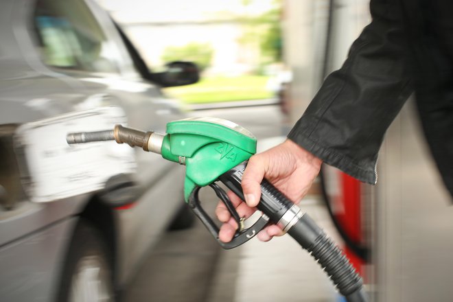 Na gospodarskem ministrstvu nekaj nižje cene goriv napovedujejo od jutri. FOTO: Jure Eržen/Delo