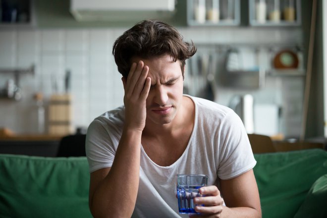 Po podatkih NIJZ imajo kar tri četrtine oseb, ki so se opile, naslednji dan alkoholnega mačka.&nbsp;FOTO: Getty Images/istockphoto