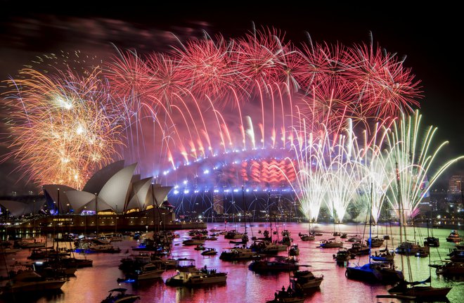 Sydney je zažarel v številnih barvah. FOTO: Reuters