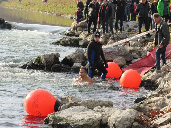 Letos je bilo rekordno število udeležencev, skrajno desno je idejni oče skoka v Savinjo Jože Tanko. FOTO: Špela Kuralt/Delo