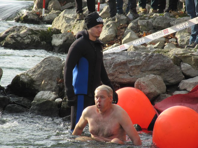 Čeprav je bila Savinja za ta čas relativno topla, je pet stopinj Celzija vseeno lahko precejšen šok. FOTO: Špela Kuralt/Delo