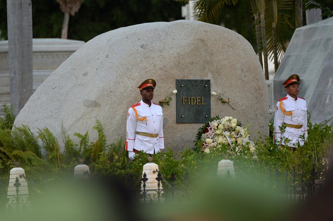 Kubanska vojaka ob grobu očeta kubanske revolucije. FOTO: Pool Reuters