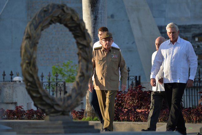 Vodja komunistične stranke Raul Castro Ruz in kubanski predsednik Miguel Diaz-Canel (desno). FOTO: Pool Reuters