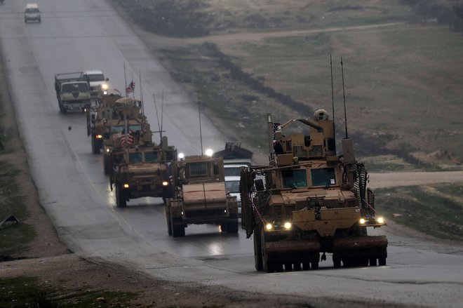 Težko je reči, ali pomeni ameriški umik iz Sirije to, da se bodo ZDA v kratkem umaknile tudi iz vzhodne Azije. Na fotografiji ameriške sile, ki odhajajo iz sirskega severnega mesta Manbidž. FOTO: AFP