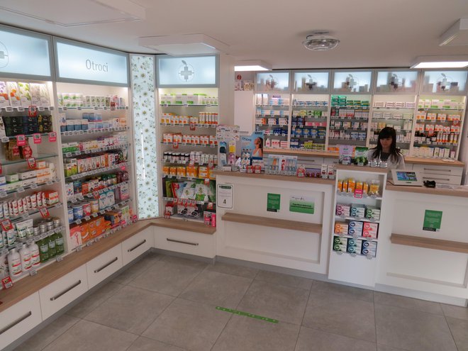 Ko v lekarni ni obiska, ima farmacevtka polne roke dela s papirologijo in sortiranjem zdravil. FOTO:  Bojan Rajšek/Delo