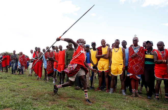 Včasih so s kopjem lovili leve, danes z istimi kopji tekmujejo, kdo bo vrgel sulico dlje, s čemer ne ogrožajo nobene živali. Foto Thomas Mukoya Reuters