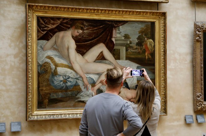 Louvre letno obišče ogromno mladih turistov. FOTO: Reuters