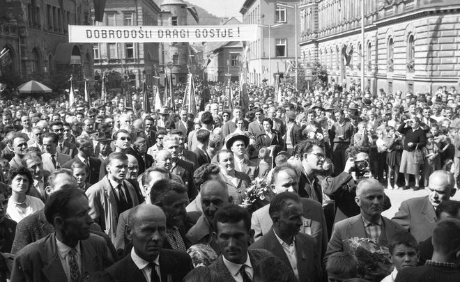 Sprejem gostov vlaka bratstva in enotnosti v Celju leta 1962. Istega leta so Josipa Broza Tita ob njegovi 70-letnici imenovali za častnega občana Celja. FOTO: arhiv ZAC, Fototeka Milana Božiča