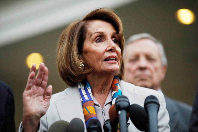 Demokratka Nancy Pelosi je znova na čelu poslanskega doma ameriškega kongresa, kar je napoved serijo preiskav, naperjenih priti predsedniku države. Foto Reuters