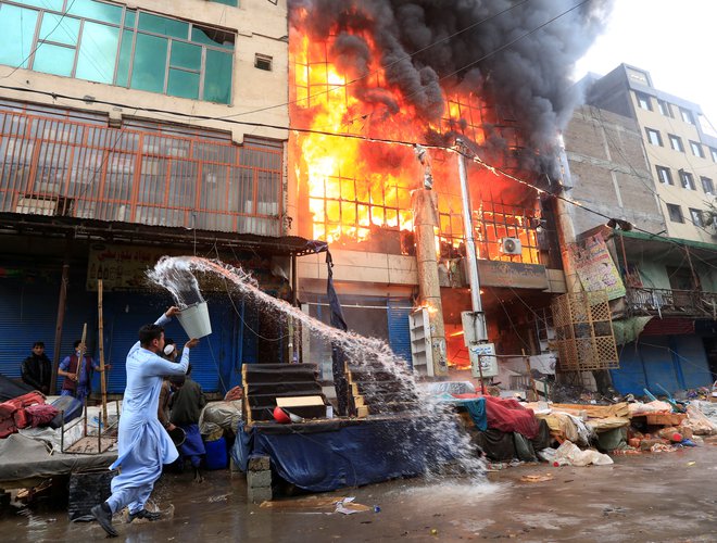 Na tržnici glavnega mesta Afganistana je nastal požar. Foto Parwiz Reuters