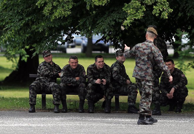 Z novim ukazom načelnice generalštaba Alenke Ermenc se je število prejemnikov dodatka zmanjšalo na približno 1300. FOTO: Tadej Regent