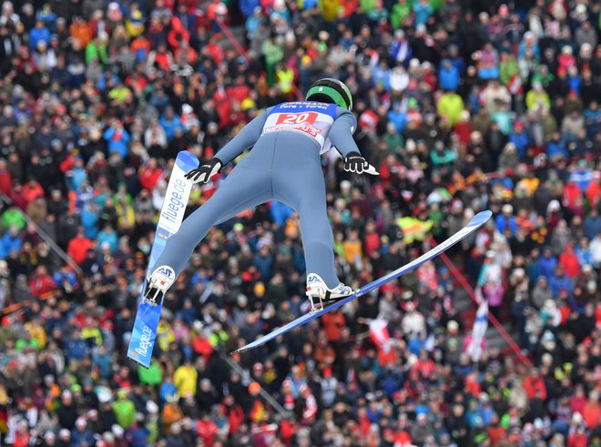Timi Zajc skakalnico v Bischofshofnu ocenjuje za težjo od ostalih, a ker skače dobro, težav ne pričakuje. FOTO: Barbara Gindl/AFP