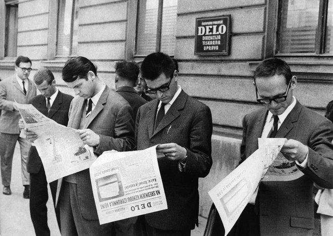 Danes ima večina v rokah medij, ki se imenuje pametni telefon. Pred 60 leti je večina imela v rokah časopis. Spremenila se je le oblika, vsebina ostaja. Za vas jo ustvarjamo novinarji Dela. FOTO: fotodokumentacija Dela