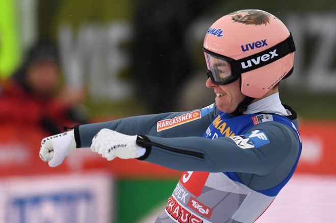 Stefan Kraft ima na tej novoletni turneji 3. in 2. mesto v Oberstdorfu in Innsbrucku, a je vse možnosti za visoko skupno uvrstitev zapravil z 49. mestom v Ga-Pa. FOTO: Christof Stache/AFP