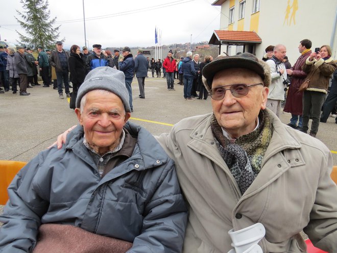 Živi priči dogodkov pred 75 leti in udeleženca pohoda 14. divizije na Štajersko. Na fotografiji levo Ivan Smrdelj in njegov partizanski tovariš Anton Oražem. FOTO: Bojan Rajšek/Delo