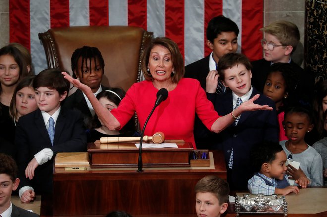 Nancy Pelosi je vodstvo spodnjega doma prevzela obdana z otroki in v razigrani slovesnosti, ki je za nekaj ur zastrla turobnost ameriškega političnega vsakdana. FOTO: Reuters