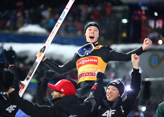 Rjoju Kobajaši je tretji skakalec s pokrom zmag na novoletni turneji. FOTO: Lisi Niesner/Reuters