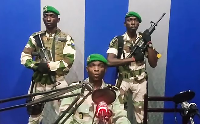 Pripadniki gabonske vojske so danes zjutraj poslopje nacionalnega radiotelevizije, od koder so sporočili, da je v teku državni udar. FOTO: AFP