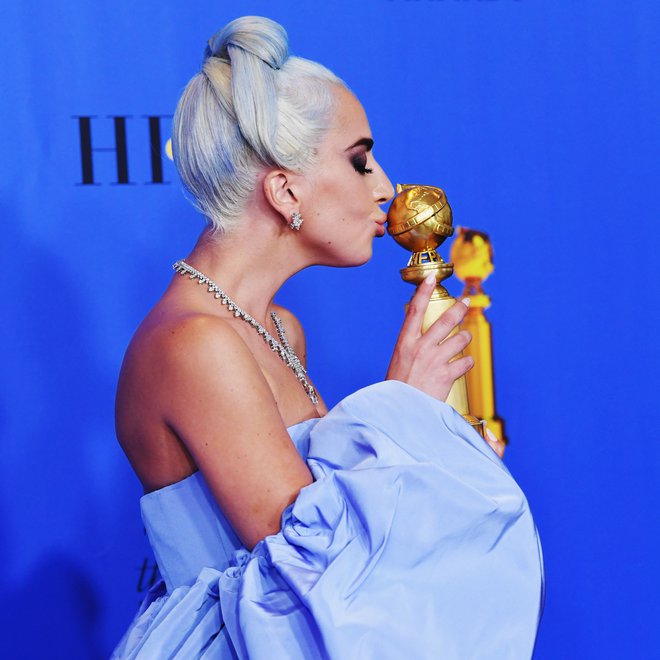 Lady Gaga je bila spregledana pri nagradi za glavno žensko vlogo, ne pa tudi med modnimi kritiki. FOTO: Kevin Winter/AFP