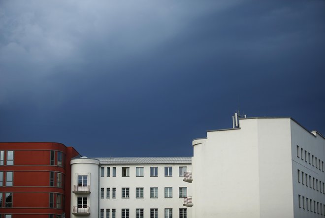 Po visoki rasti cen novih stanovanjskih nepremičnin v prejšnjih četrtletjih so se cene novih stanovanj in hiš v tretjem četrtletju znižale za 15,8 odstotka, cene rabljenih nepremičnin pa so se zvišale za 4,1 odstotka. Foto Roman Šipić