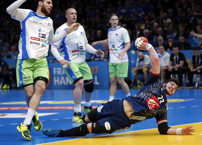 Slovenci (od leve Borut Mačkovšek, Matej Gaber in Jure Dolenec) so na drugi tekmi pokazali boljši obraz, toda Francija (v akciji Ludovic Fabregas) je še enkrat visoko zmagala. FOTO: Reuters