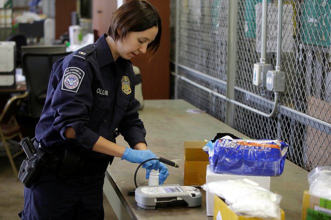 Fentanil velikokrat razpošiljajo po pošti. FOTO: Reuters