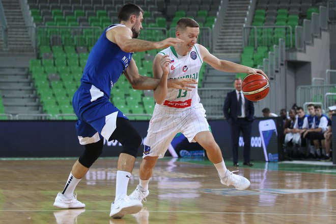 Miha Lapornik (z žogo) je tako kot Jan Špan dosegel 16 točk v Rogapki Slatini. FOTO: Voranc Vogel