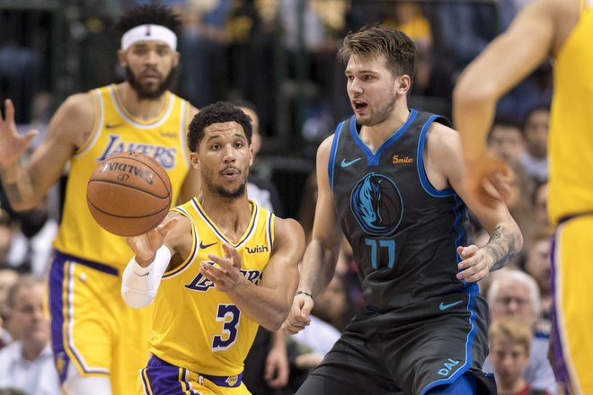 Dončić v obrambnem boju z Joshem Hartom. FOTO: Reuters