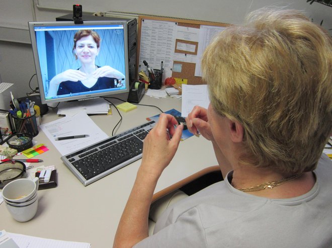 Če so na spletni strani multimedijske vsebine opremljene s podnapisi in celo s tolmačem v znakovni jezik, vendar navigacija ni mogoča s tipkovnico, slike pa so brez tekstovnih alternativ, potem spletišče kljub pozitivnim lastnostim ni dostopno, razlaga sogovornica. FOTO: Dokumentacija Dela