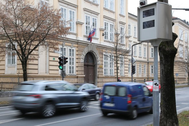 Kljub sodobni obliki in najnaprednejšemu vezju radar na Roški cesti v Ljubljani ne razlikuje med objestnimi vozniki in tistimi, ki so z modrimi lučmi na nujni vožnji. FOTO: Tomi Lombar/Delo