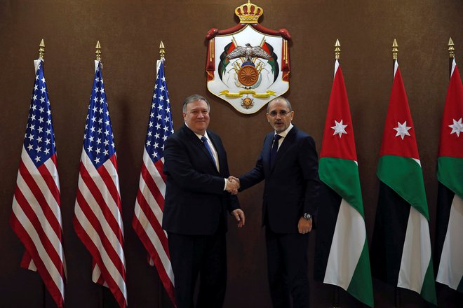 Ameriški zunanji minister Mike Pompeo je začel obisk Bližnjega vzhoda v jordanski prestolnici Aman. Na fotografiji z zunanjim ministrom Ajmanom Safadijem. FOTO: Reuters