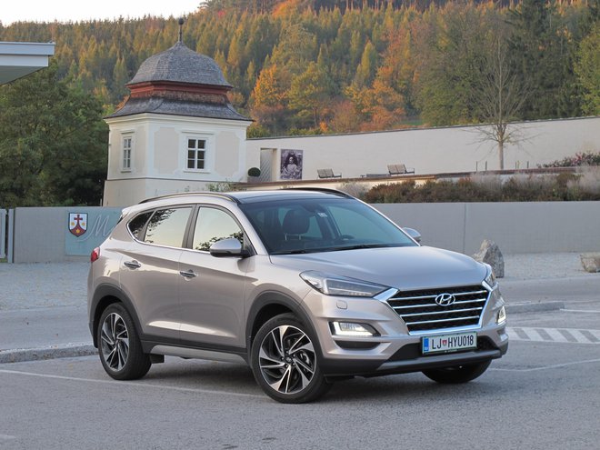 Hyundai tuscon je srednje veliki športni terenec, ki se spopada z močno konkurenco; njegov adut je gotovo petletna tovarniška garancija brez omejitev.