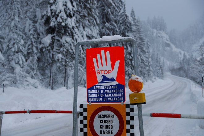 Obilno sneženje se še ne bo končalo, v posameznih predelih naše severne sosede pa so razglasili najvišjo stopnjo nevarnosti plazov. FOTO: Leonhard Foeger/Reuters