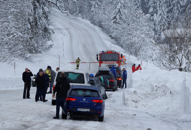 Po poročanju lokalnih medijev so izredne vremenske razmere doslej terjale že osem smrtnih žrtev. FOTO: Leonhard Foeger/Reuters