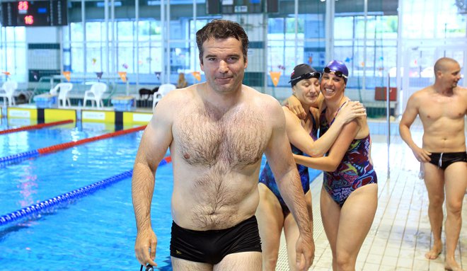 Peter Mankoč se tudi po končani tekmovalni poti ni poslovil od bazena.<br />
FOTO Blaž Samec/Delo