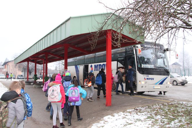 Petdeset četrtošolcev, ki ne morejo obiskovati pouka v matični OŠ Loka v Črnomlju, se vsak dan zbere pred šolo, od koder jih z avtobusom odpeljejo v Adlešiče. Fotografije Simona Fajfar