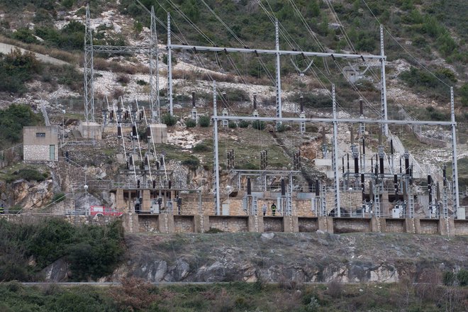 Požar v hidroelektrarni Plat je sledil eksploziji. FOTO: Bozo Radic/Cropix