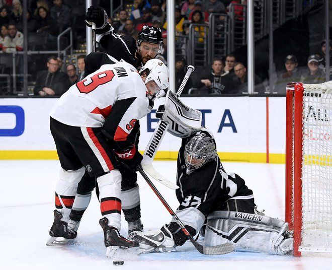 Jonathan Quick je moral štirikrat po plošček v svojo mrežo. FOTO: AFP 