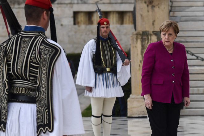 Kanclerka Angela Merkel se je v Atenah soočila tudi z grškimi očitki na račun nemške okupacije med drugo svetovno vojno. FOTO: AFP