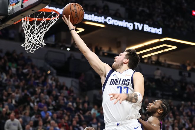 Luka Dončić je predvsem v zadnjih minutah spet dokazal svoj razkošen talent. FOTO: Brace Hemmelgarn/Reuters