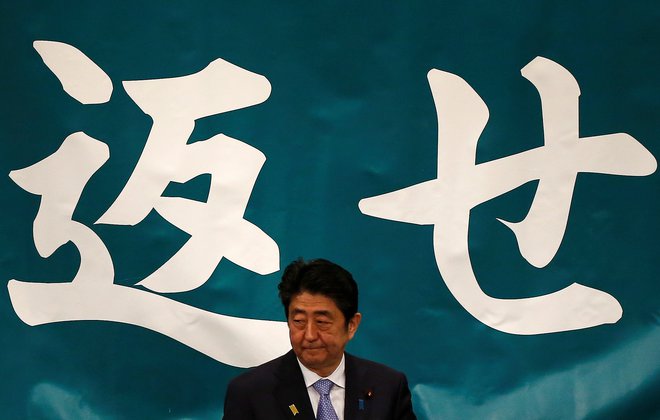 Japonski premier Šinzo Abe med shodom za vrnitev Severnih ozemelj Japonski pred dvema letoma. FOTO: REUTERS/Issei Kato