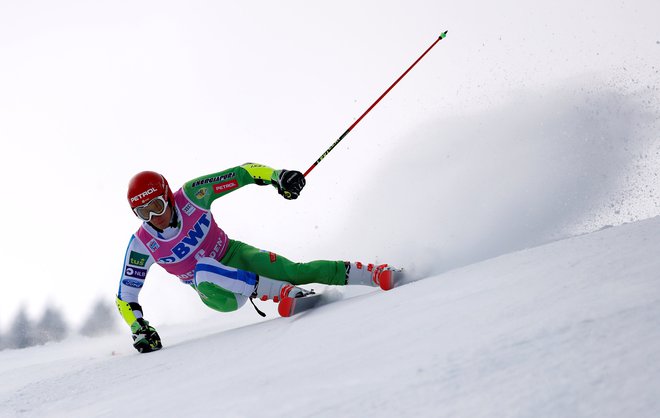 Žan Kranjec je po polovici tekme za vodilnim zaostajal skoraj sekundo, v finalu je z 10. napredoval na peto mesto. FOTO: Stefan Wermuth/Reuters