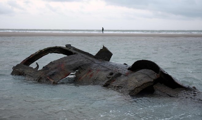 Razbitine nemške podmornice. FOTO: Denis Charlet/AFP