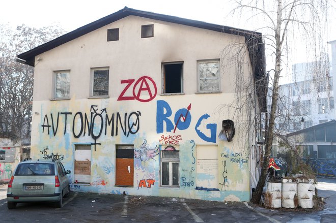 Ponoči je zagorelo v nekdanji tovarni Rog v Ljubljani. FOTO: Marko Feist&nbsp;